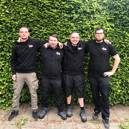 Verhuismannen van Verhuisteam die meubels verplaatsen